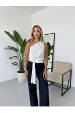 Kadın Beyaz Asimetrik Tek Omuz Drapeli Gold Aksesuar Detaylı Sandy Bluz HZL26S-FRY123751