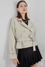Trench-coat court beige à double boutonnage et ceinture pour femme, doublé HZL25W-BD159701