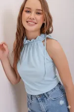 Kadın Mavi Boynu Büzgü Detaylı Kolsuz Dokuma Şık Bluz HZL22S-DSB110021