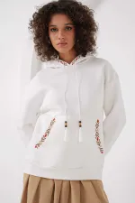 Kadın Beyaz Etnik Desenli Kapüşonlu Şardonlu Oversize Sweatshirt HZL25W-BD1554431