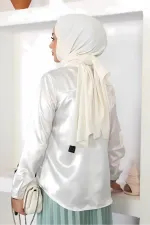 Kadın Beyaz Tesettür Küçük ve Büyük Bedenler Hafif Dökümlü Saten Yüzeyli Gömlek HZL25W-BD139641