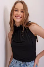 Kadın Siyah Boynu Büzgü Detaylı Kolsuz Dokuma Şık Bluz  HZL22S-DSB110021