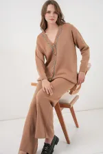 Ensemble deux pièces pour femme : cardigan, pantalon et pull 15956 - Camel