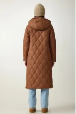 Kadın  Çikolata Kapüşonlu Kapitone Uzun Şişme Mont HZL24W-BD151771