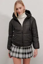 Doudoune noire à capuche et cordon de serrage pour femme HZL22W-BD151171