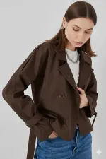 Trench-coat court marron à double boutonnage et ceinture pour femme, doublé HZL25W-BD159701