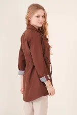 Trench-coat marron pour femme avec poches, taille froncée et doublure HZL22W-BD156691
