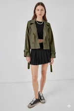 Trench-coat court kaki à double boutonnage et ceinture pour femme HZL25W-BD159701