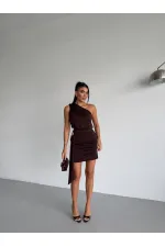 Robe courte marron à une épaule avec détail boucle, drapée, en tissu sable, pour femme HZL26S-FRY123881