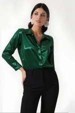 Kadın Zümrüt Yeşili Hafif Dökümlü Saten Yüzeyli Gömlek HZL22W-BD139641