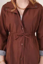 Trench-coat marron pour femme avec poches, taille froncée et doublure HZL22W-BD156691