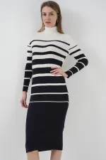 Robe en maille bleu marine et blanche à col roulé 15841