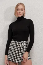 Pull col roulé noir en maille côtelée pour femme HZL22W-BD1445001