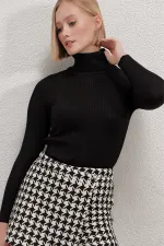 Pull col roulé noir en maille côtelée pour femme HZL22W-BD1445001