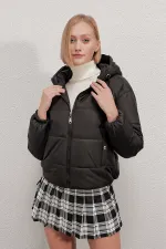 Doudoune noire à capuche et cordon de serrage pour femme HZL22W-BD151171