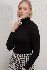 Pull col roulé noir en maille côtelée pour femme HZL22W-BD1445001