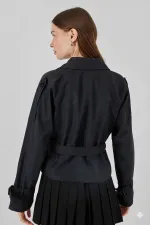 Trench-coat court noir à double boutonnage et ceinture pour femme HZL25W-BD159701