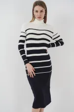 Robe en maille bleu marine et blanche à col roulé 15841