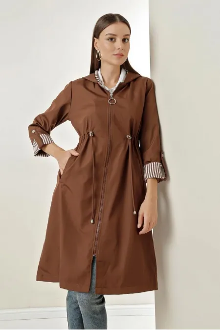 Trench-coat long à capuche marron pour femme avec cordon de serrage à la taille HZL22W-BD190911
