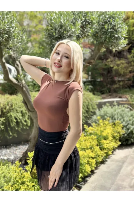 Kadın Kahverengi Sırt Dekolteli Kısa Kollu Bluz HZL24S-ZK10831