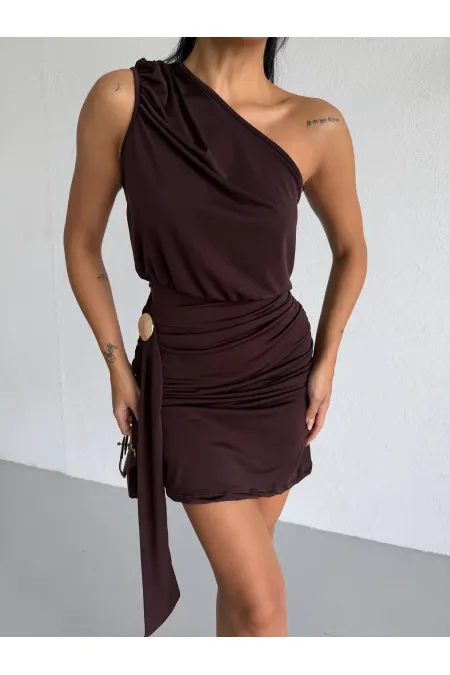 Robe courte marron à une épaule avec détail boucle, drapée, en tissu sable, pour femme HZL26S-FRY123881