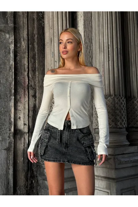 Kadın Beyaz Madonna Yaka  Düğme Detaylı Crop Bluz HZL25W-ZK11491