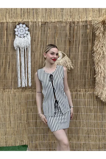 Kadın Siyah Beyaz Çizgili Önü Bağlamalı Bluzlu Etekli Triko Takım HZL24S-ZK10271