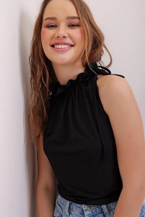 Kadın Siyah Boynu Büzgü Detaylı Kolsuz Dokuma Şık Bluz  HZL22S-DSB110021