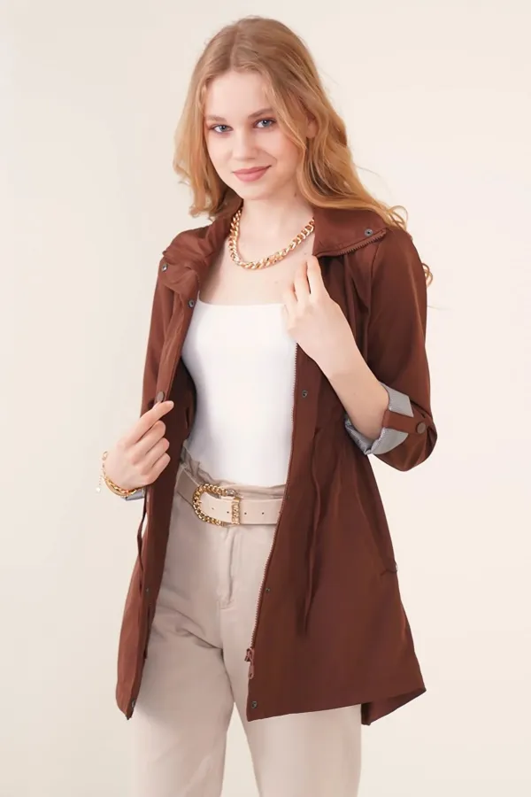 Trench-coat marron pour femme avec poches, taille froncée et doublure HZL22W-BD156691