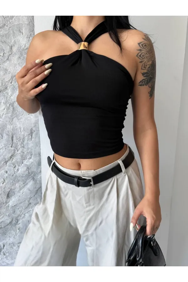 Kadın Siyah Halter Yaka Metal Detaylı Şık Crop Bluz HZL25S-FRY123251