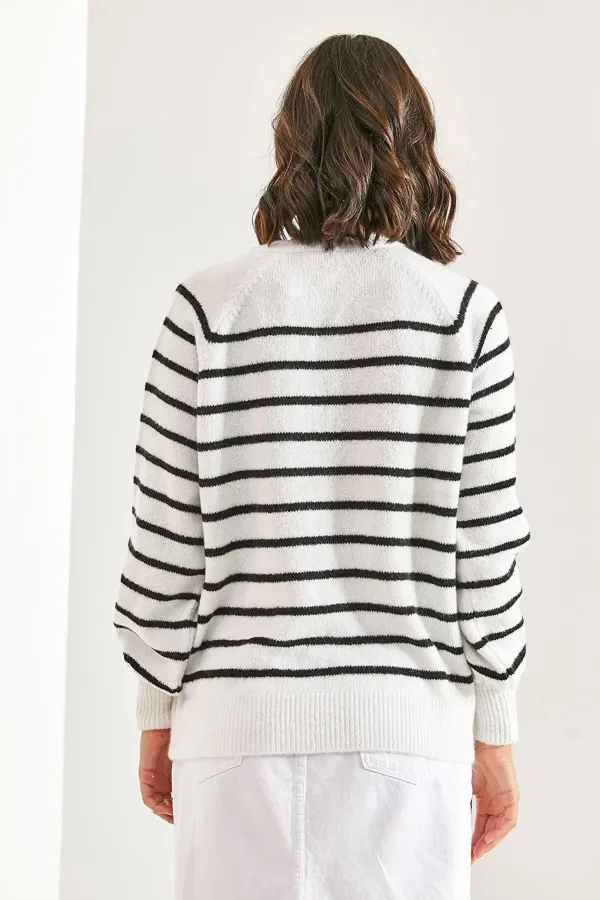 Kadın Beyaz Hafif Balon Kol Çizgili Düğmeli Yaka Triko Kazak HZL23W-BD1101491