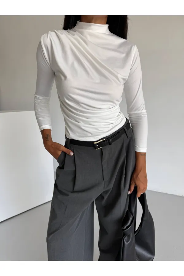 Kadın Beyaz Omuz ve Beli Büzgülü Yarım Balıkçı Yaka Sandy Bluz HZL24W-FRY122451