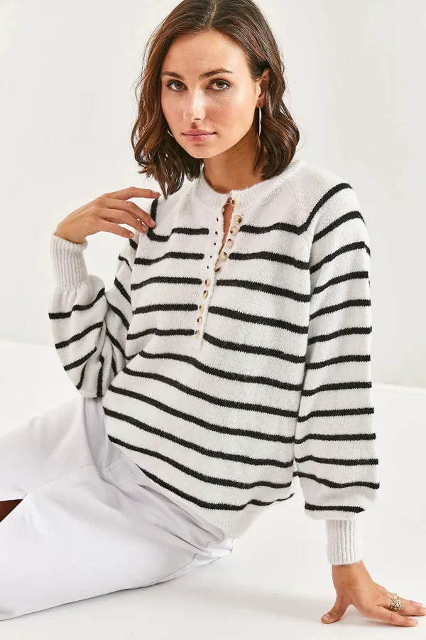 Kadın Beyaz Hafif Balon Kol Çizgili Düğmeli Yaka Triko Kazak HZL23W-BD1101491