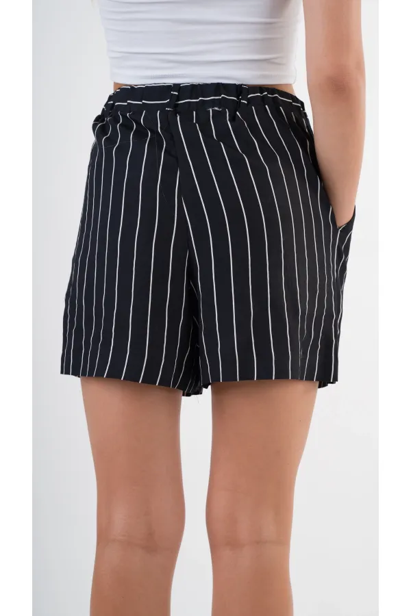 Kadın Siyah Çizgili Beli Lastikli Düğme Detaylı Cepli Şort HZL24S-YY277