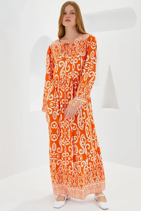 Robe longue en viscose à motifs orange et blanc cassé pour femme, 1947