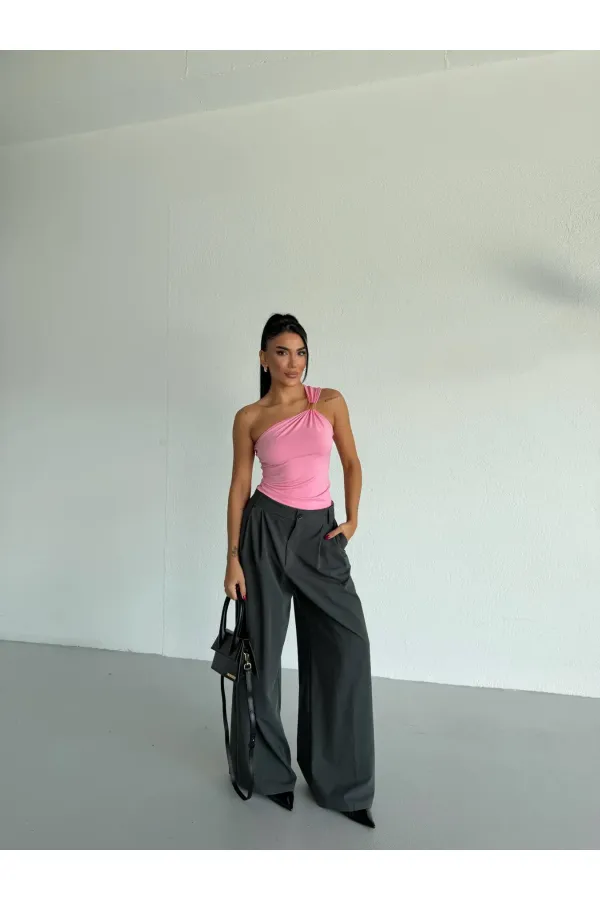 Kadın Pembe Tek Omuz Gold Metal Detaylı Sandy Bluz HZL26S-FRY123821