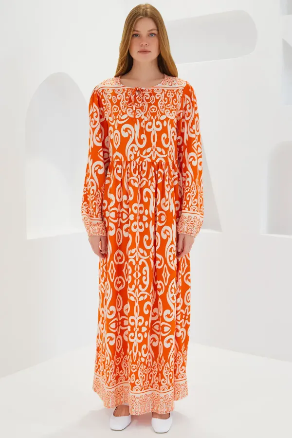 Robe longue en viscose à motifs orange et blanc cassé pour femme, 1947