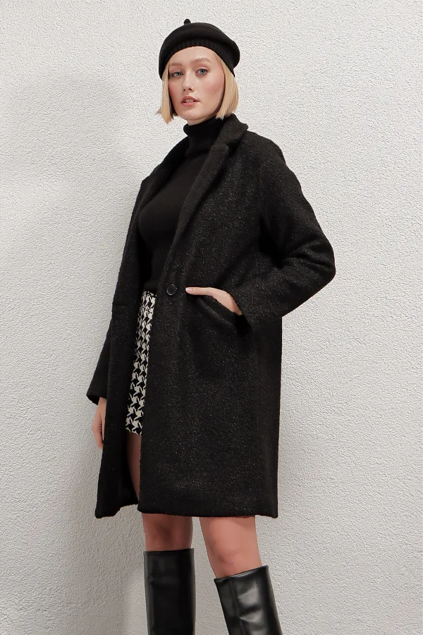 Kadın Siyah Tek Düğmeli Çift Cepli Astarlı Buklet Kaşe Kaban HZL22W-BD190821