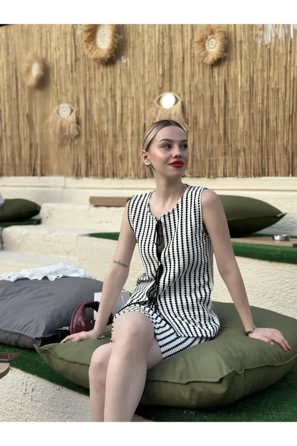 Kadın Siyah Beyaz Çizgili Önü Bağlamalı Bluzlu Etekli Triko Takım HZL24S-ZK10271