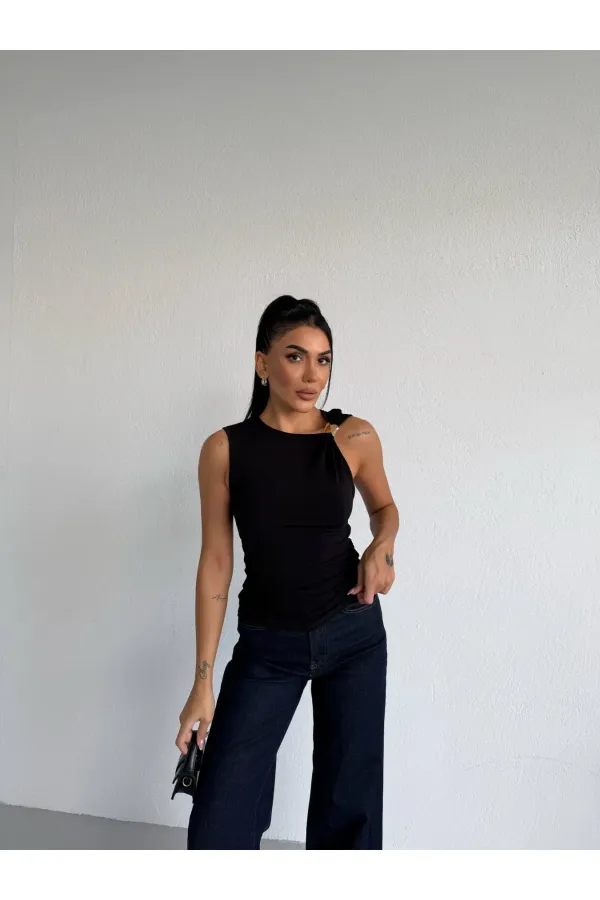 Kadın Siyah Bisiklet Yaka Gold Tokalı Omuz Detaylı Bluz HZL26W-FRY123761