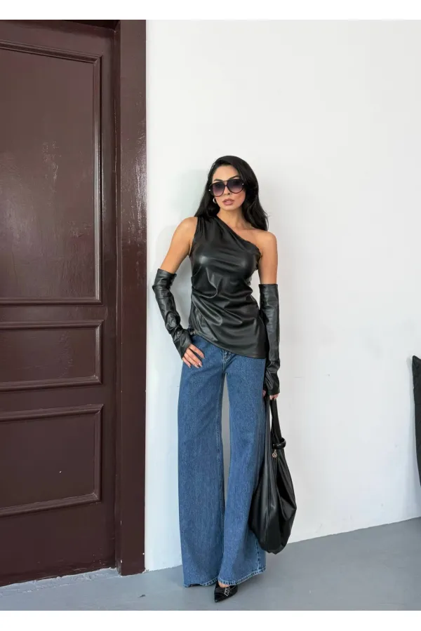 Kadın Siyah Tek Omuz Asimetrik Kesim Eldiven Detay Deri Bluz HZL25W-FRY123641