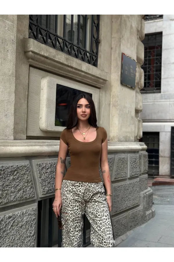 Kadın Kahverengi Oval Yaka T-Shirt HZL25S-ZK11681