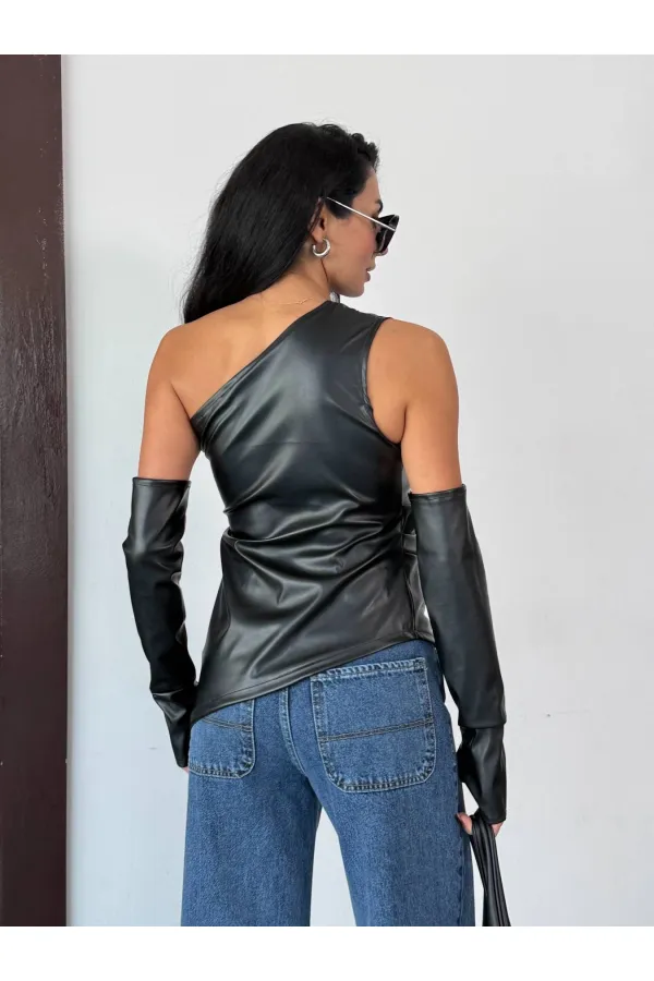 Kadın Siyah Tek Omuz Asimetrik Kesim Eldiven Detay Deri Bluz HZL25W-FRY123641