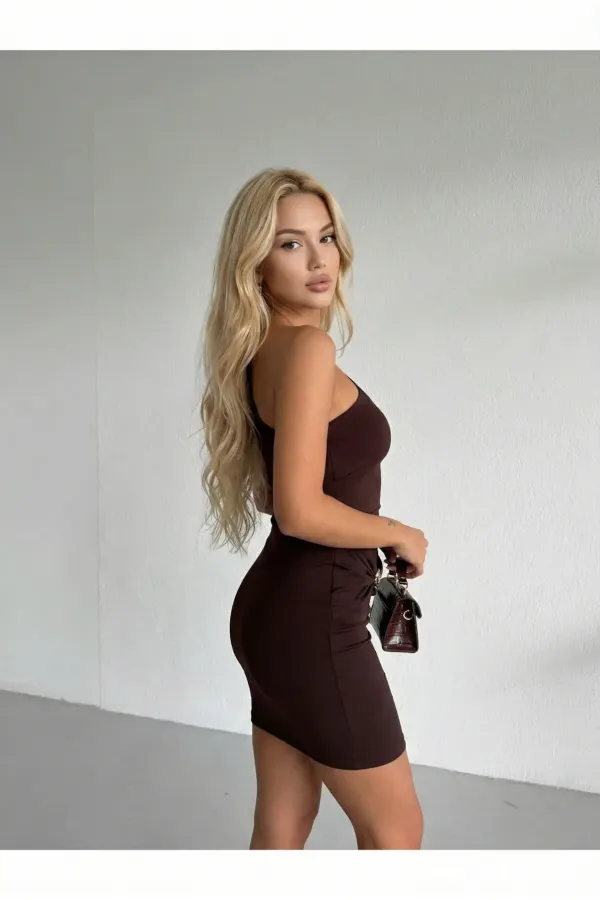 Robe courte Sandy marron asymétrique à une épaule pour femme avec accessoires dorés HZL26W-FRY123781