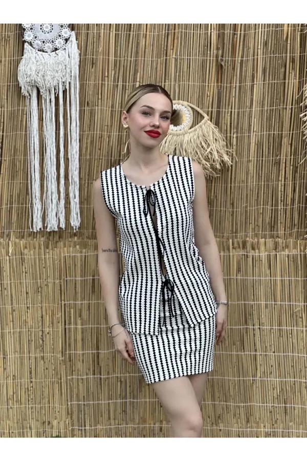 Kadın Siyah Beyaz Çizgili Önü Bağlamalı Bluzlu Etekli Triko Takım HZL24S-ZK10271