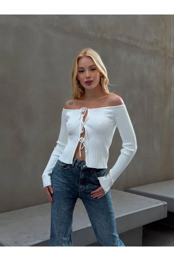 Kadın Beyaz Önden Bağlamalı Madonna Yaka Crop Bluz HZL25W-ZK10331