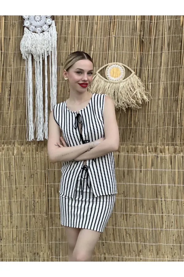 Kadın Siyah Beyaz Çizgili Önü Bağlamalı Bluzlu Etekli Triko Takım HZL24S-ZK10271