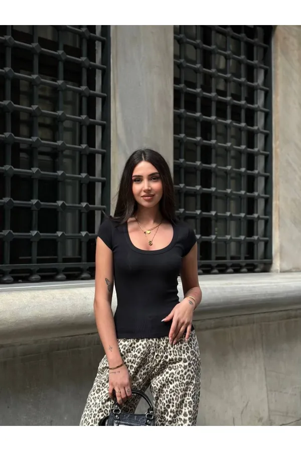 Kadın Siyah Oval Yaka T-Shirt HZL25S-ZK11681