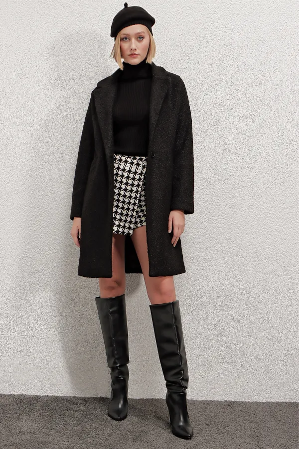 Kadın Siyah Tek Düğmeli Çift Cepli Astarlı Buklet Kaşe Kaban HZL22W-BD190821