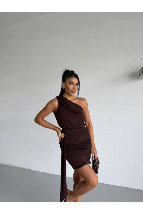 Robe courte marron à une épaule avec détail boucle, drapée, en tissu sable, pour femme HZL26S-FRY123881